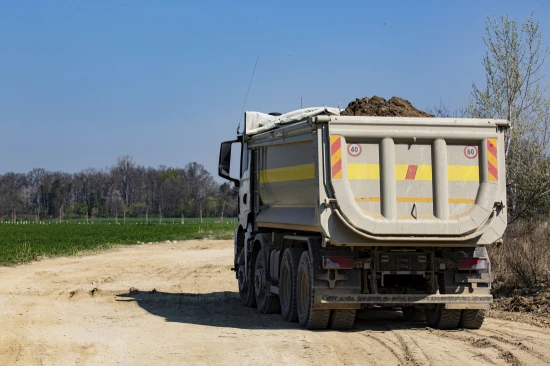 Camion-benne transportant l'agrégat de la carrière
