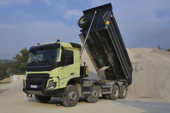 Un grand camion-benne en service dans une carrière