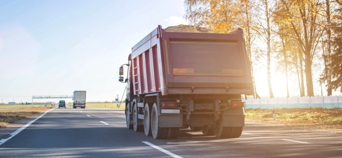 camion transporte du sable de construction sur l'autoroute