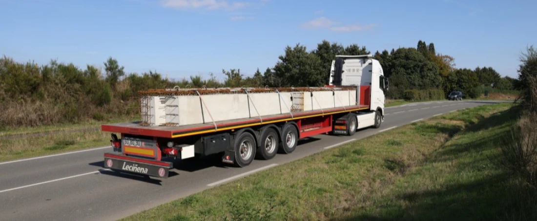 Camion avec plateaux ranchers