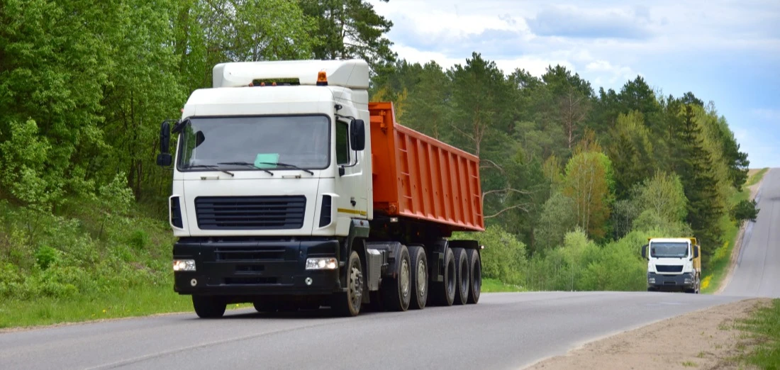 Camion avec semi-remorque à tipper