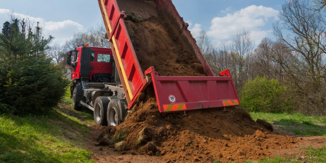 Terrassement terre camion-benne