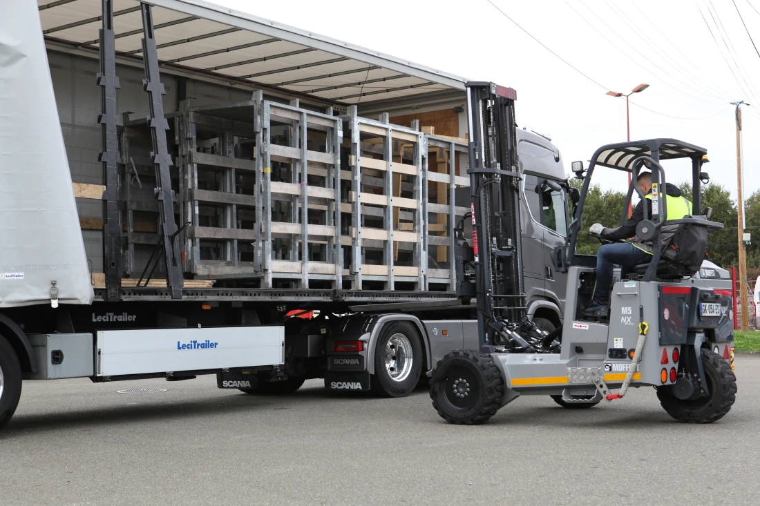 D&eacute;chargement de la remorque Tautliner &agrave; l'aide du chariot embarqu&eacute;
