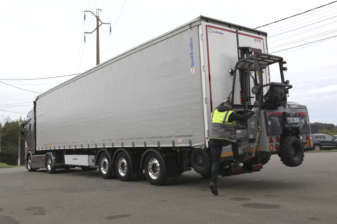 Chariot embarqu&eacute; sur une remorque Tautliner