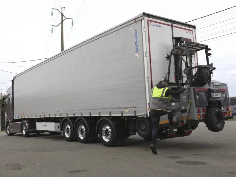 Camion avec chariot embarqué